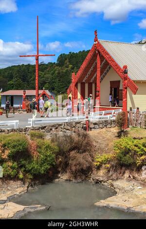 Village maori de Whakarewarewa, Rotorua, Nouvelle-Zélande. Les touristes visitent la maison de rencontre de te Pakira Marae Banque D'Images