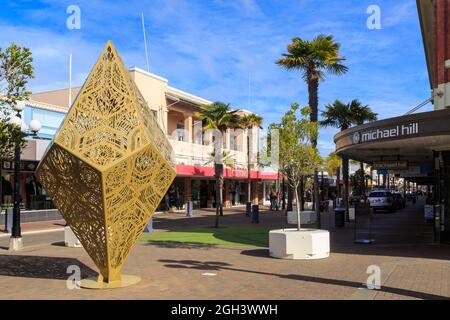 Napier, Nouvelle-Zélande. Sculpture d'inspiration Art déco sur Emerson Street, avec quelques-uns des bâtiments historiques des années 1930 en arrière-plan Banque D'Images