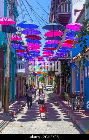 Parasols colorés suspendus qui fournissent de l'ombre le long de la Calle de la Magdalena, Barrio Getsemani, Cartagena, Colombie. Banque D'Images