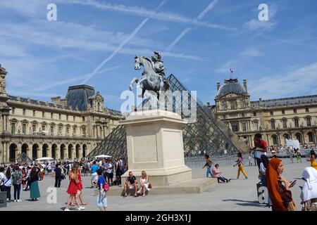 Les foules se rassemblent pour entrer dans le musée du Louvre à Paris, en France Banque D'Images