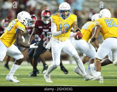 Troy, Alabama, États-Unis. 4 septembre 2021. Southern University Jaguars Quarterback Glendon McDaniel (12) décolle le ballon lors d'un match de football de la NCAA entre les Trojans de Troie et les Jaguars du sud au Veterans Memorial Stadium de Troy, Alabama. Troy a vaincu le Sud 55-3. Brandon Sumrall/CSM/Alamy Live News Banque D'Images