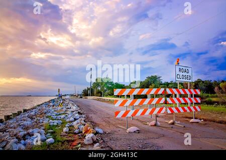 Une barrière routière se trouve sur le chemin de la ceinture de Coden en raison des dommages causés par l'ouragan Nate, le 11 octobre 2017, à Coden, en Alabama. Banque D'Images