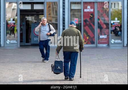 Riga, Lettonie - 3 septembre 2021 : homme âgé avec canne à pied dans la rue, vue arrière, concept de handicap, vieillesse, chaulage Banque D'Images