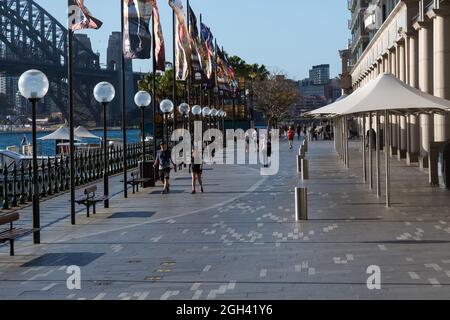 Sydney, Australie. Mercredi 4th septembre 2021. Circular Quay Walkway très déserte que les cas quotidiens Covid-19 continuent d'augmenter. Banque D'Images