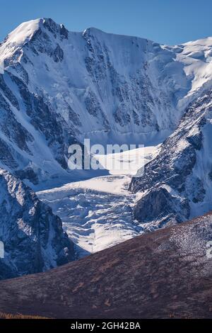 Chaîne de montagnes du nord du Chui. Les montagnes sont couvertes de glace et de neige. Altaï, Sibérie, Russie Banque D'Images