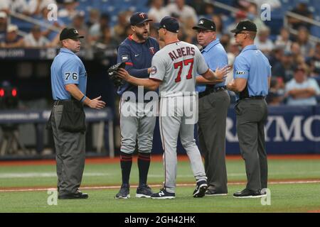 Saint-Pétersbourg, Floride. États-Unis; Rocco Baldelli, directeur des Twins du Minnesota (5), est venu s'installer à partir du lanceur Andrew Albers (77) après avoir été appelé f Banque D'Images