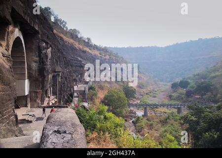 Vue sur les grottes d'Ajanta, surplombant la rivière Wangorah et la vallée, Maharashtra, Inde Banque D'Images