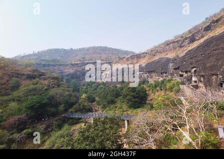 Vue sur les grottes d'Ajanta, surplombant la rivière Wangorah et la vallée, depuis l'entrée principale, Maharashtra, Inde Banque D'Images