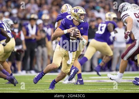 Le quarterback de Washington Huskies Dylan Morris (9) se démène de la poche lors du quatrième quart d'un match de football universitaire de la NCAA, samedi sept Banque D'Images