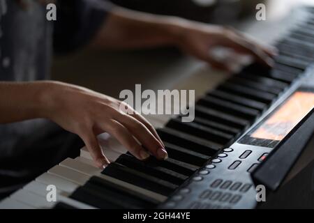 Les mains du musicien sur le synthétiseur. Image rognée d'une personne jouant un synthétiseur. Vue latérale. Photo de haute qualité Banque D'Images