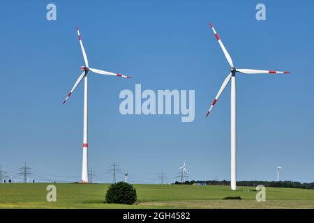 Des éoliennes modernes par temps ensoleillé en Allemagne Banque D'Images