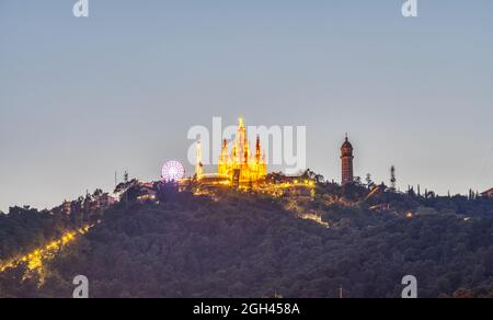 Mont Tibidabo à Barcelone avec l'église et le parc d'attractions la nuit Banque D'Images