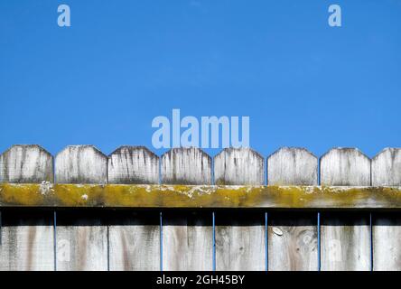 Haut de clôture ordinaire, montrant l'âge, avec fond bleu ciel Banque D'Images