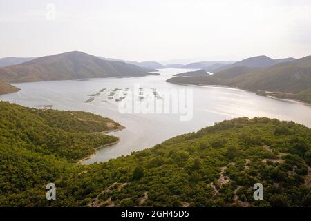 Vue aérienne d'un réservoir Vau Dejes sur la rivière Drin, avec un barrage hydroélectrique. Le beau paysage autour du lac en Albanie Banque D'Images