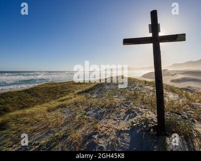 Scène de dunes côtières avec l'embouchure de l'estuaire de Kleinrivier (Klein River) et Hermanus en arrière-plan. Réserve naturelle de Walker Bay. Côte des baleines, Overberg. Banque D'Images