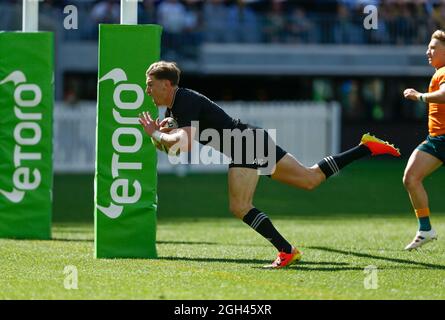 Perth, Australie. 5 septembre 2021 ; Optus Stadium, Perth, Australie : Bledisloe Cup international de rugby à XV, Australie contre Nouvelle-Zélande ; Jordie Barrett des All Blacks plonge sur la ligne d'essai pour les All Blacks First TRY Credit: Action plus Sports Images/Alay Live News Banque D'Images