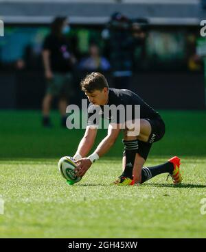 Perth, Australie. 5 septembre 2021 ; Optus Stadium, Perth, Australie : la coupe Bledisloe internationale de rugby à XV, Australie contre Nouvelle-Zélande ; Beauden Barrett des All Blacks se lance pour un coup de pied à but crédit : action plus Sports Images/Alay Live News Banque D'Images