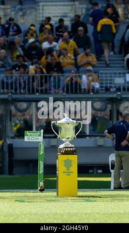 Perth, Australie. 5 septembre 2021 ; Optus Stadium, Perth, Australie : la coupe Bledisloe internationale de rugby à XV, Australie contre Nouvelle-Zélande ; la coupe Bledisloe exposée avant le début du match Credit: Action plus Sports Images/Alay Live News Banque D'Images