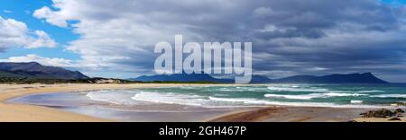 Plage de Kleinmond et ciel nuageux. Overberg, Whale Coast, Western Cape. Afrique du Sud Banque D'Images