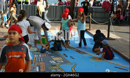 BARCELONE, ESPAGNE - 24 septembre 2010: Jouer des enfants en plein air à Barcelone, Espagne pendant les vacances locales de la Merce Banque D'Images