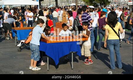 BARCELONE, ESPAGNE - 24 septembre 2010: Jouer des enfants en plein air à Barcelone, Espagne pendant les vacances locales de la Merce Banque D'Images