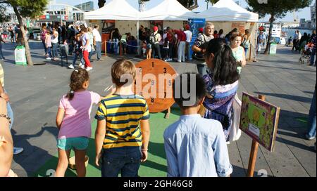 BARCELONE, ESPAGNE - 24 septembre 2010: Jouer des enfants en plein air à Barcelone, Espagne pendant les vacances locales de la Merce Banque D'Images