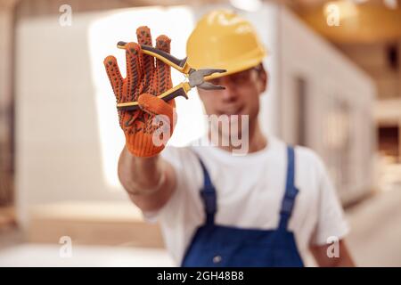Homme de construction main dans les gants de travail tenant la