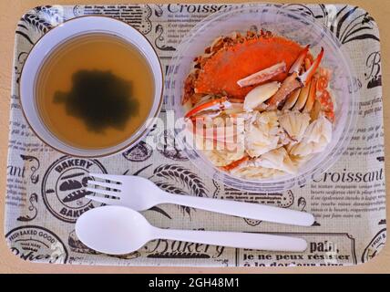 Nouilles aux œufs avec chair de crabe et une tasse de soupe Banque D'Images