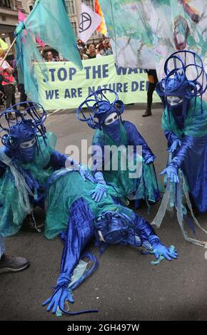 Londres, Royaume-Uni. 04e septembre 2021. Les membres des rebelles bleus participent à la manifestation.les rebelles marchent pour la nature pour mettre fin à l'impossible rébellion. Ils disent que notre nature est en crise. Nous avons perdu 70% de la vie végétale et animale sur cette planète en seulement 50 ans. Notre planète vivante est en train de s'assèder de l'extraction et de la combustion continues de charbon, de pétrole et de gaz. Ils exigent que tous les investissements dans les combustibles fossiles cessent immédiatement. (Photo de Martin Pope/SOPA Images/Sipa USA) crédit: SIPA USA/Alay Live News Banque D'Images