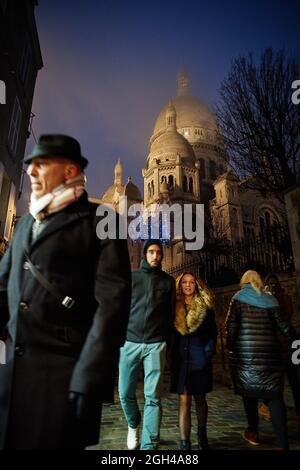 Paris, France - décembre 2016 : passants à pied autour de la basilique du Sacré Cœur de Montmartre. Banque D'Images