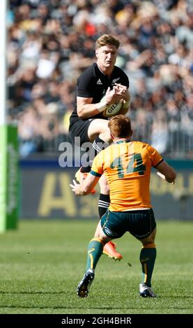 Perth, Australie. 5 septembre 2021 ; Optus Stadium, Perth, Australie : coupe Bledisloe internationale de rugby à XV, Australie contre Nouvelle-Zélande ; Jordie Barrett des All Blacks prend le ballon avant Kellaway du kick australien Credit: Action plus Sports Images/Alay Live News Banque D'Images