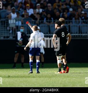 Perth, Australie. 5 septembre 2021 ; Optus Stadium, Perth, Australie : coupe Bledisloe internationale de rugby à XV, Australie contre Nouvelle-Zélande ; Jordie Barrett des All Blacks reçoit une carte rouge de l'arbitre pendant la première moitié crédit : action plus Sports Images/Alay Live News Banque D'Images