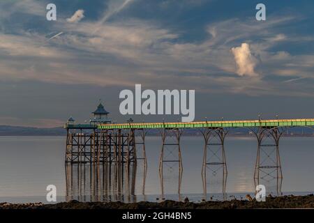 Clevedon Pier à marée basse et sur une soirée calme Banque D'Images