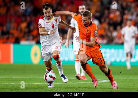 EINDHOVEN, PAYS-BAS - SEPTEMBRE 4 : Stefan Mugosa du Monténégro et Matthijs de Ligt des pays-Bas se battent pour la possession lors du match de qualification de la coupe du monde de la FIFA 2022 entre les pays-Bas et le Monténégro au stade Philips le 4 septembre 2021 à Eindhoven, pays-Bas (photo de Herman Dingler/Orange Pictures) crédit : Orange pics BV/Alay Live News Banque D'Images