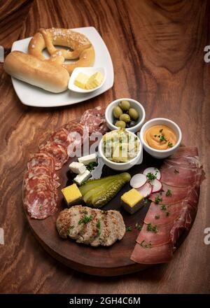 plat de tapas allemand de charcuterie avec viandes et pain sur fond de table en bois Banque D'Images