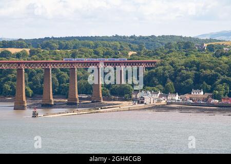 South Queensferry et le Forth Rail Bridge pendant la Ferry Fair, Queensferry, Édimbourg, Écosse, Royaume-Uni Banque D'Images