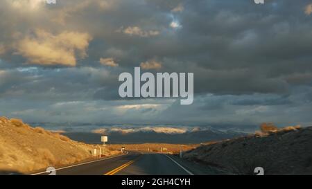 Voyage en voiture de la Vallée de la mort à Las Vegas, Nevada, États-Unis. Randonnée en Amérique. Route, atmosphère spectaculaire, coucher de soleil Banque D'Images