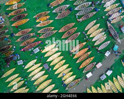 Manikganj, Dhaka, Bangladesh. 5 septembre 2021. Alors que la mousson menace le district de Manikganj, Dhaka, Bangladesh, les constructeurs de bateaux dans le district ont été très occupés à construire des bateaux qui sont largement utilisés comme navires dans les zones rurales au cours de cette saison. La demande de Dingi et de Khosa Nauka (petit bateau) a augmenté pour le mouvement régulier des personnes dans les zones exposées aux inondations. Des acheteurs de l'extérieur du district, y compris Savar et Aminbazar de Dhaka, throng Ghior haat, Manikganj pour acheter des bateaux. Sur ce marché traditionnel, des centaines de bateaux en bois fabriqués à la main sont mis en vente sur l'herbe à un mar Banque D'Images