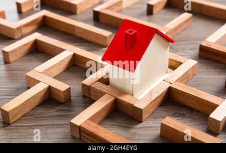 concept immobilier, maison en bois avec labyrinthe Banque D'Images