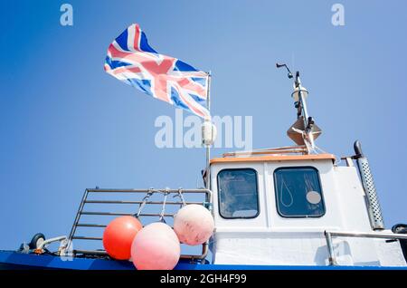 Drapeau de l'Union volant sur un bateau de pêche à Deal dans le Kent Angleterre Royaume-Uni Banque D'Images
