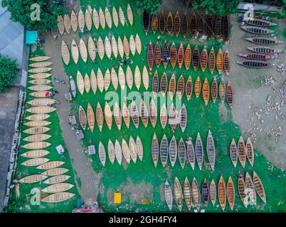 Manikganj, Dhaka, Bangladesh. 5 septembre 2021. Alors que la mousson menace le district de Manikganj, Dhaka, Bangladesh, les constructeurs de bateaux dans le district ont été très occupés à construire des bateaux qui sont largement utilisés comme navires dans les zones rurales au cours de cette saison. La demande de Dingi et de Khosa Nauka (petit bateau) a augmenté pour le mouvement régulier des personnes dans les zones exposées aux inondations. Des acheteurs de l'extérieur du district, y compris Savar et Aminbazar de Dhaka, throng Ghior haat, Manikganj pour acheter des bateaux. Sur ce marché traditionnel, des centaines de bateaux en bois fabriqués à la main sont mis en vente sur l'herbe à un mar Banque D'Images