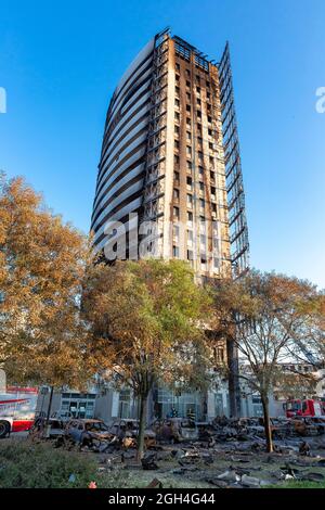Milan, Italie - 5 septembre 2021 : vue sur la rue du gratte-ciel brûlé Torre dei Moro à Milan, après l'incendie du 29 août 2021. Banque D'Images