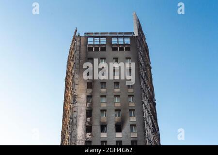 Milan, Italie - 5 septembre 2021 : vue sur la rue du gratte-ciel brûlé Torre dei Moro à Milan, après l'incendie du 29 août 2021. Banque D'Images