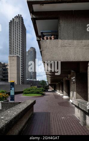 Vue sur l'architecture brutaliste du Barbican Center à Londres EC2 Angleterre Royaume-Uni Banque D'Images