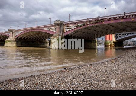Blackfriars Road et passerelle piétonne au-dessus de la Tamise à Londres, Angleterre, Royaume-Uni Banque D'Images