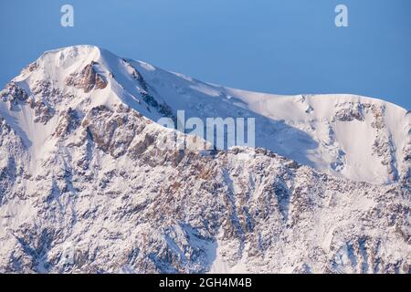 Peak Kurkurek sur la chaîne de montagnes du nord du Chui. Les montagnes sont couvertes de glace et de neige. Altaï, Sibérie, Russie Banque D'Images