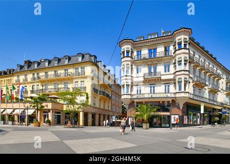 Baden-Baden, Allemagne - juillet 2021 : place de la ville appelée « Leopoldsplatz » dans le centre historique de la ville thermale de Baden-Baden par une belle journée d'été Banque D'Images