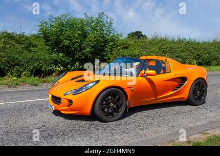 2009 orange Lotus Elise R - T manuelle 6 vitesses 1796cc voiture de sport à essence en route vers Capesthorne Hall Classic de juillet, Cheshire, Royaume-Uni Banque D'Images