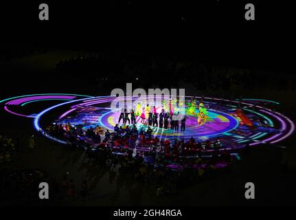 Des interprètes lors de la cérémonie de clôture des Jeux paralympiques de Tokyo de 2020 au stade olympique au Japon. Date de la photo: Dimanche 5 septembre 2021. Banque D'Images