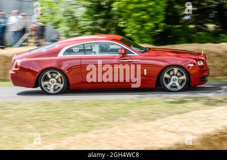 Rolls Royce Wraith, une voiture de luxe qui monte sur le circuit de montée de la colline, lors de l'événement automobile Goodwood Festival of Speed 2014. Grand tourer rapide Banque D'Images